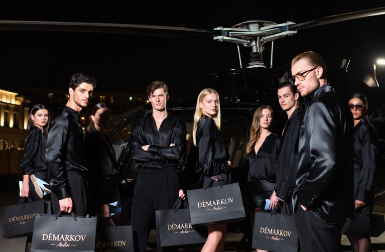 DÉMARKOV Kampagne — Models in schwarzer Seide vor Helikopter