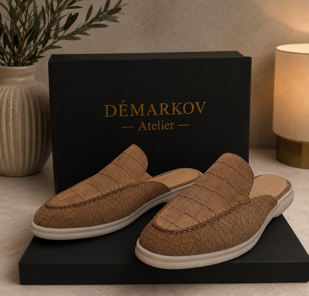 Braune Kroko-Mules vor der schwarzen DÉMARKOV Geschenkbox